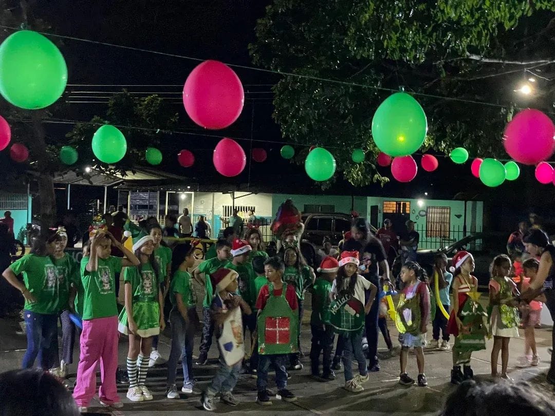Morón encendió la magia de la Navidad en la Plaza Bolívar 2 moron