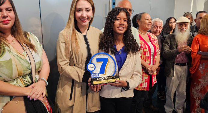 Alumna de la Escuela Artística Niño Simón galardonada en el Salón 7 de diciembre
