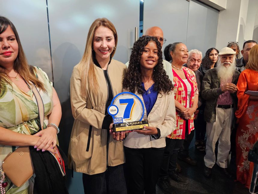 Alumna de la Escuela Artística Niño Simón galardonada en el Salón 7 de diciembre 1 niña