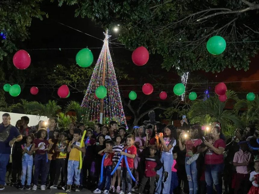 Morón encendió la magia de la Navidad en la Plaza Bolívar 1 moron