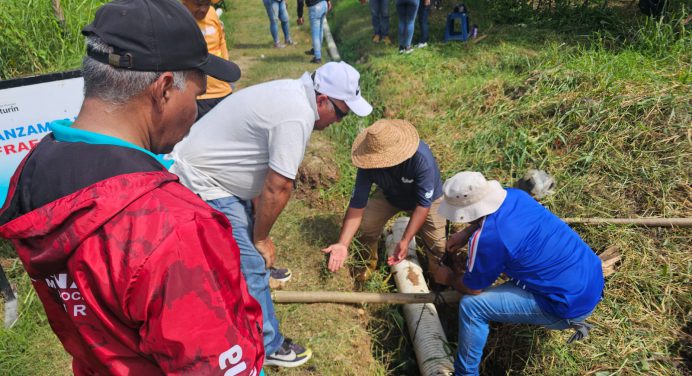 Alcaldía acompaña instalación de red de aguas servidas en comuna 4 Raíces en revolución