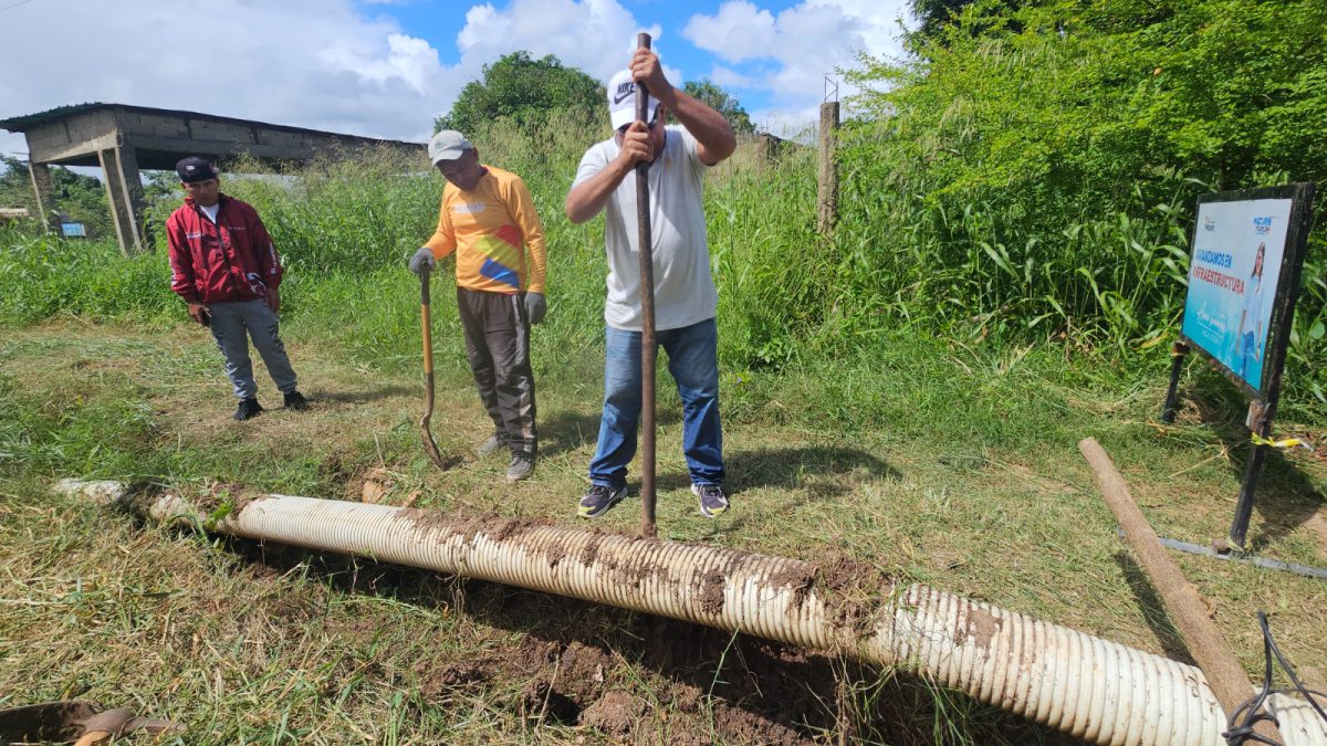 Alcaldía acompaña instalación de red de aguas servidas en comuna 4 Raíces en revolución 2 red2