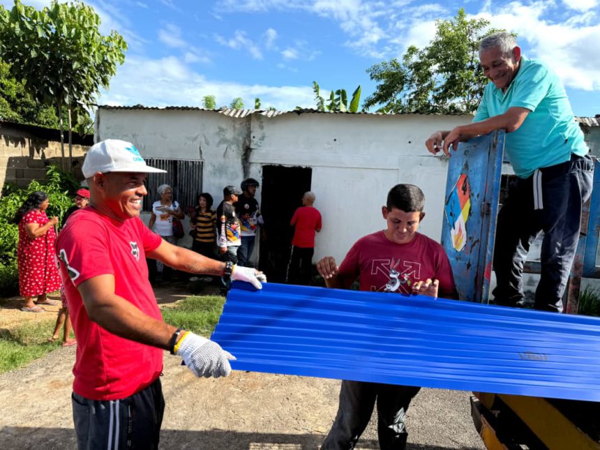 Benefician a más de mil 500 familias con la entrega de láminas de zinc en La Puente 1 techos