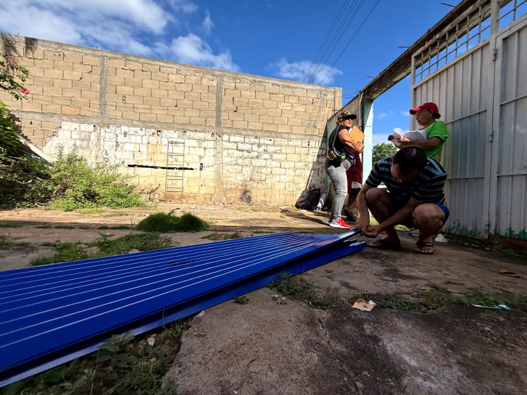 Benefician a más de mil 500 familias con la entrega de láminas de zinc en La Puente 2 techos2