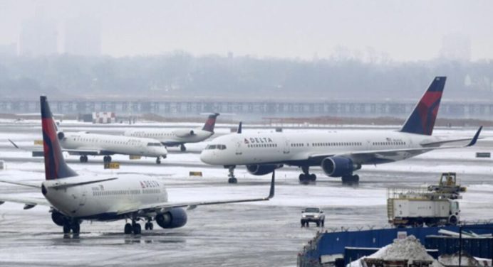 Tormenta en EE.UU. provoca miles de cancelaciones y retrasos de vuelos