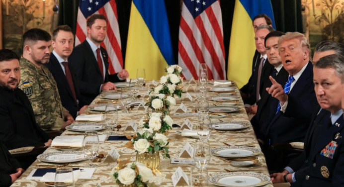 Trump y Zelenski conversan frente a frente sobre la paz