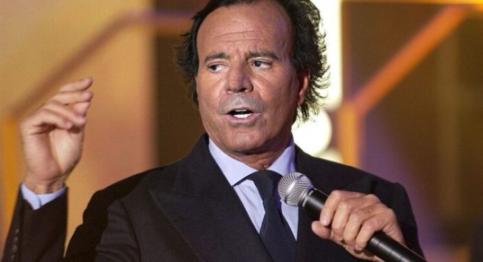 Julio Iglesias niega acusaciones de abusos contra dos exempleadas
