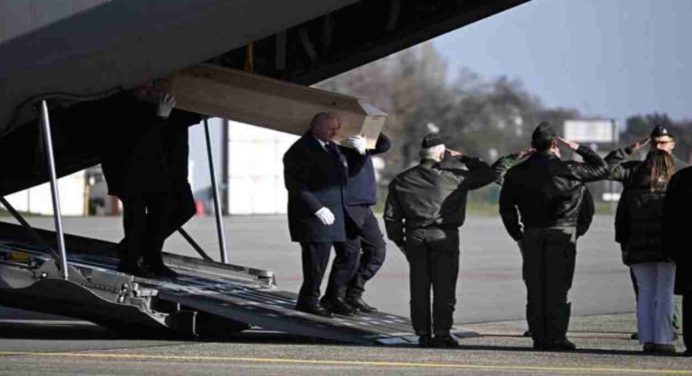 Italia clama justicia: Llegan los cuerpos de los 5 jóvenes muertos en incendio de Suiza