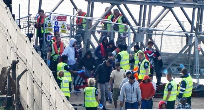 Reino Unido autoriza confiscar teléfonos móviles a migrantes irregulares