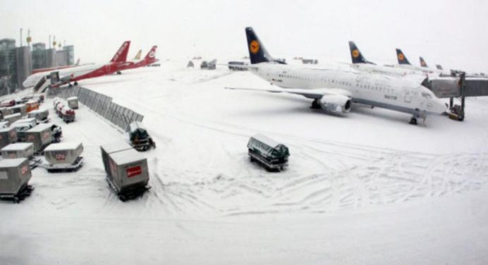 Intensas nevadas en París obliga a la suspensión de vuelos en los aeropuertos