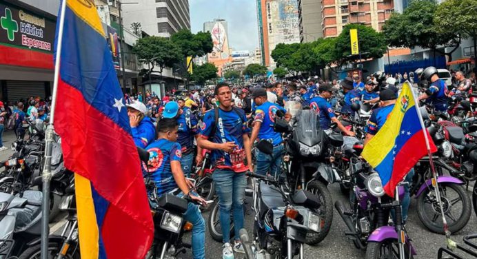 Marcha de transportistas en Caracas exigen el retorno de Maduro