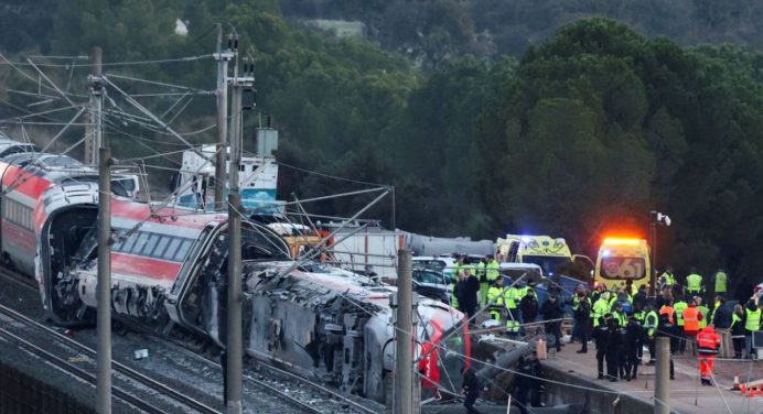 Aumentan a 42 los muertos tras accidente ferroviario en España