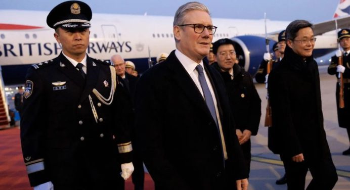 Starmer llega a Pekín para visita que rompe años de distanciamiento