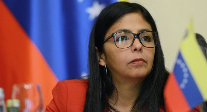 Rodríguez recibe insignias como comandante en jefe de la Fuerza Armada