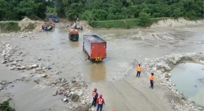 Caídas de árboles por lluvias en Mérida bloquean el paso de la carretera Trasandina
