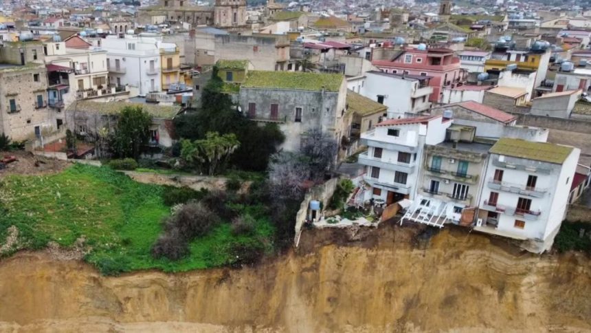 Deslizamiento de tierra en Italia mantiene a un millón de personas en alerta 1 Deslizamiento de tierra en Italia