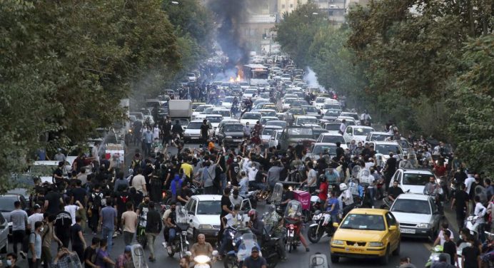 Irán: Décimo día de protestas mortales con 36 fallecidos y 2 mil arrestos
