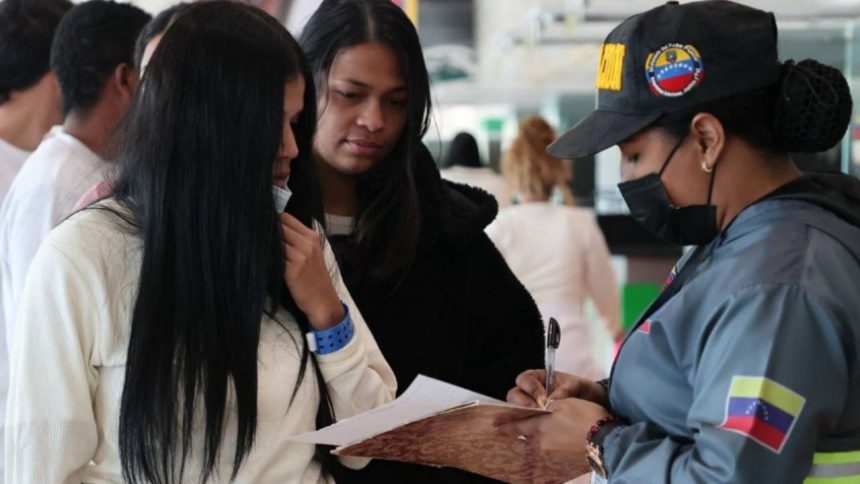 El vuelo 105 del Plan Vuelta a la Patria llegó al país procedente de Estados Unidos 1 vuelo 105