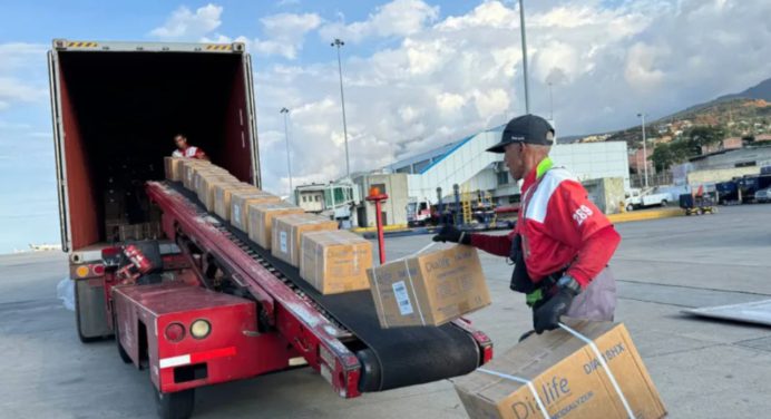 Venezuela recibe el primer cargamento de insumos para diálisis