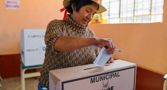 Perú llama a elecciones regionales y municipales para el 4-Oct