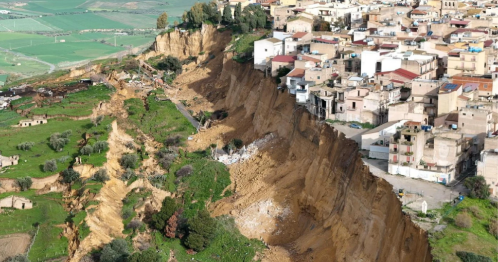 Deslizamiento de tierra en Italia mantiene a un millón de personas en alerta 2 Deslizamiento de tierra en Italia