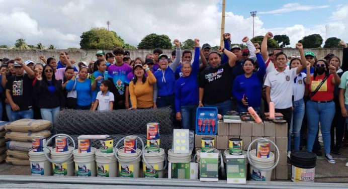 Daniel Monteverde recibe materiales para cancha de Las Parcelas en Caicara