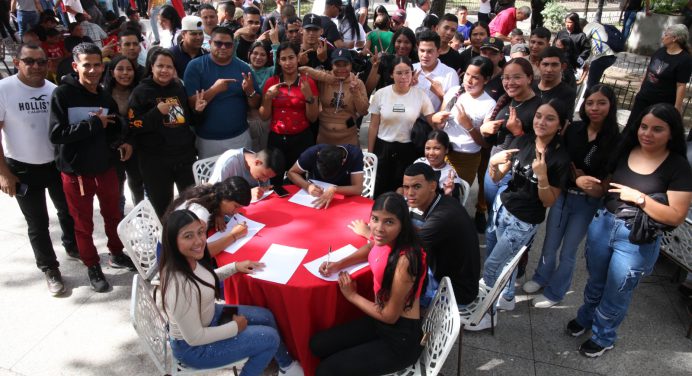 Continúa jornada de recolección de cartas en solidaridad con Nicolás Maduro