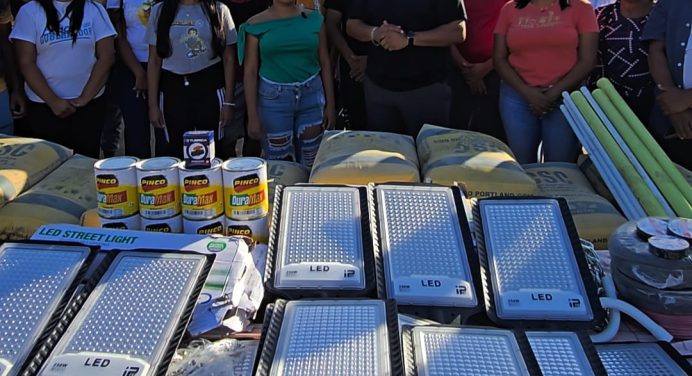 Entregan materiales para rehabilitación de la plaza El Mereyal de Cedeño