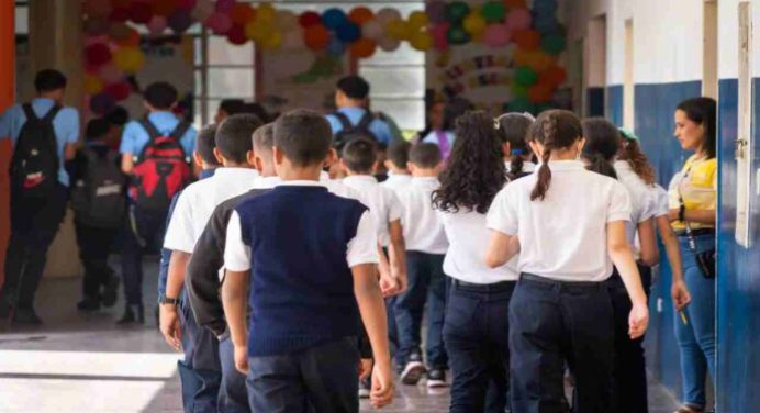Estudiantes de todo el país reinician clases este lunes 12 de enero