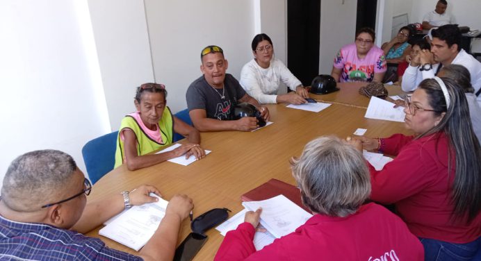 Realizan mesa de trabajo con comerciantes informales del Mercado viejo