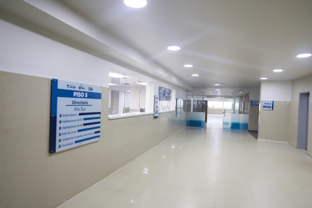 Gobernador Luna supervisa detalles finales de la rehabilitación del quinto piso del Humnt 4 gober4