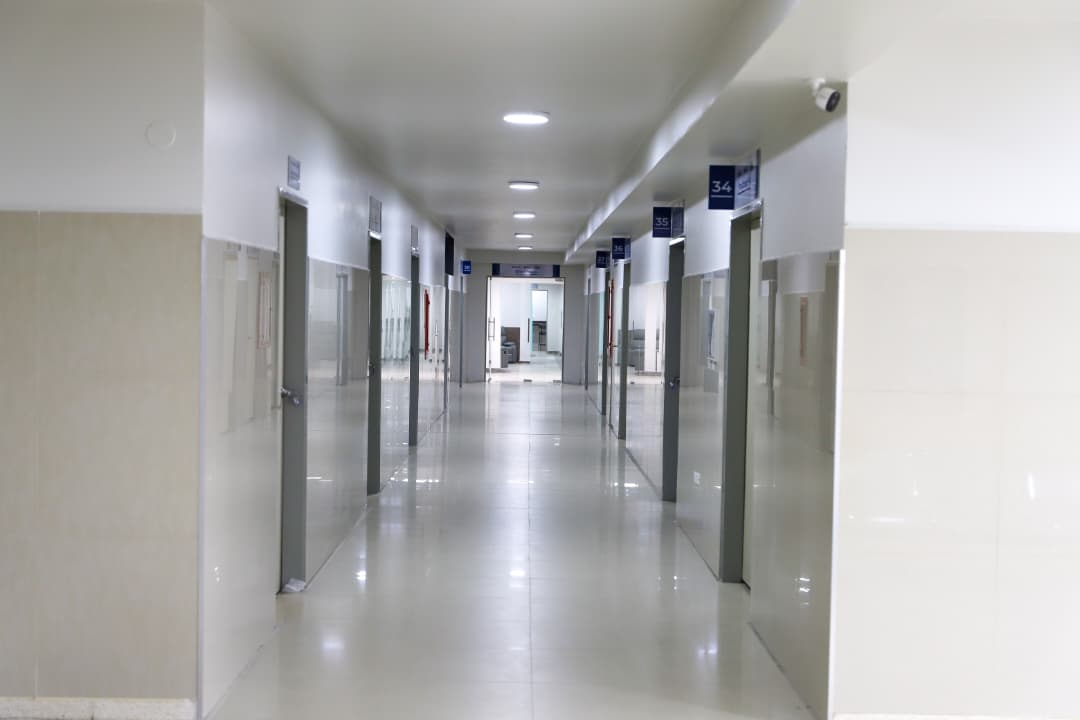 Gobernador Luna supervisa detalles finales de la rehabilitación del quinto piso del Humnt 3 gobern3