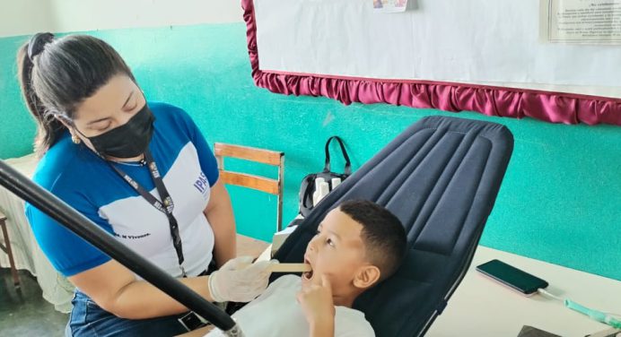 Brindan atención médica en la escuela José Jesús Oliveros de Guatatal