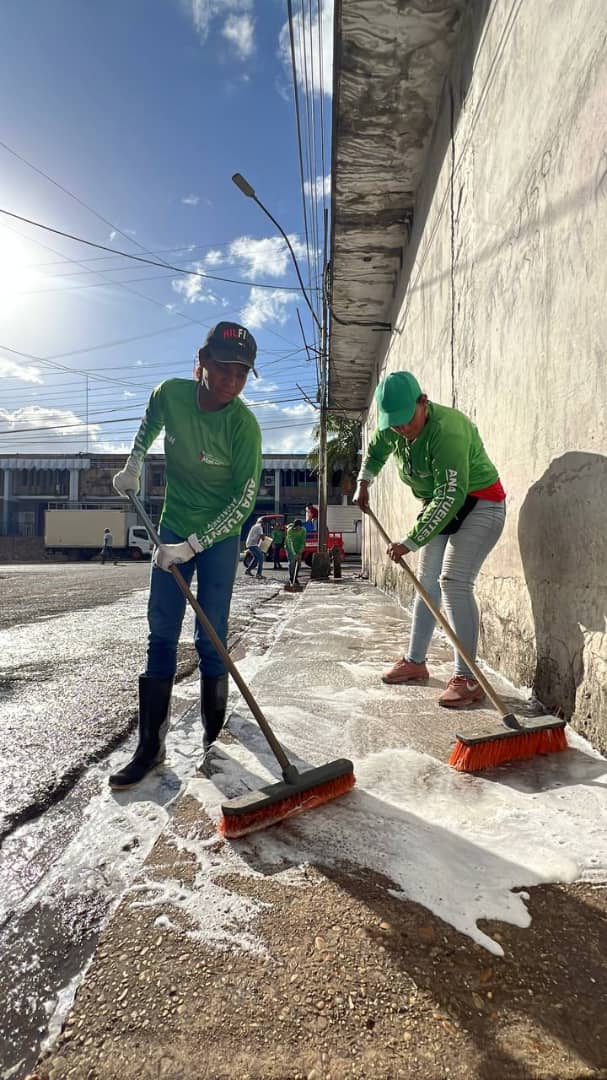 Alcaldía de Maturín ejecuta jornada de limpieza y desinfección en el Mercado Viejo 2 limpia4