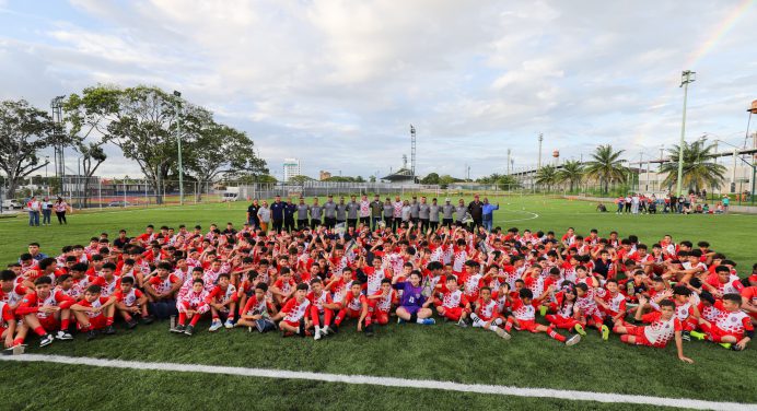 Reinauguran cancha de la escuela Mejía para formación de más de 600 futbolistas