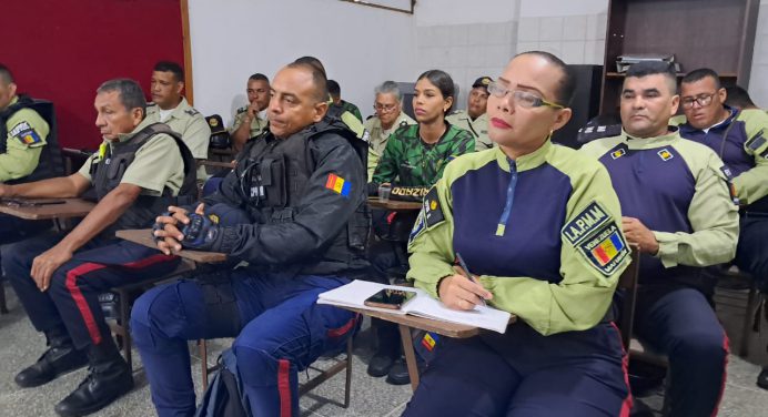 Funcionarios de Polimaturín reciben conversatorio en materia de niños, niñas y adolescentes