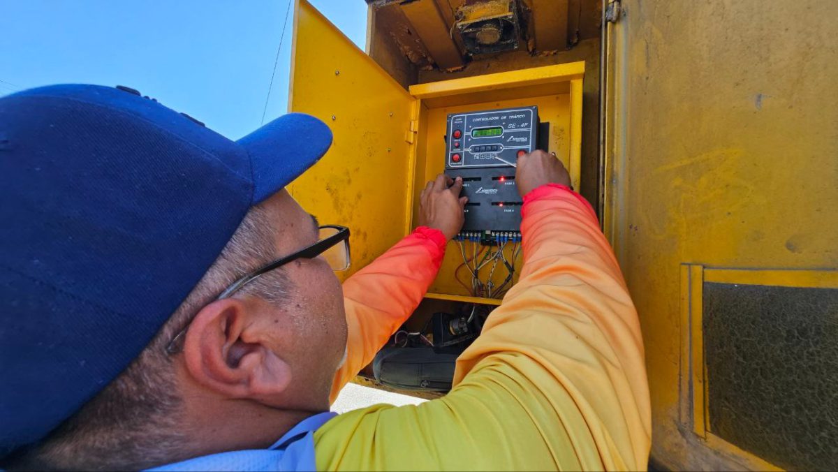 Ejecutan plan de mantenimiento en semáforos del municipio 2 semaforo2