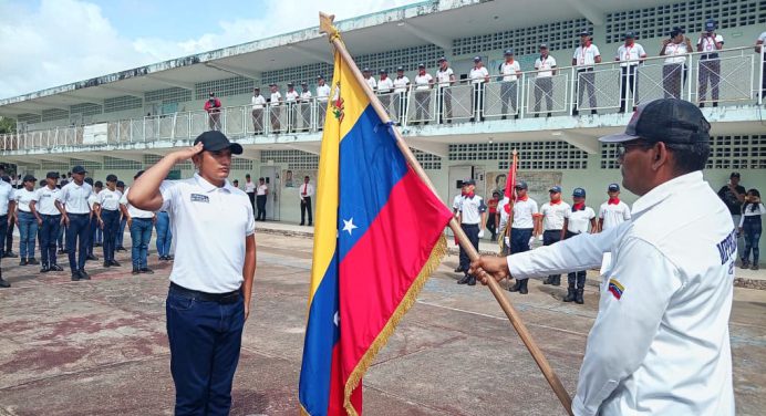 En Zamora aspirantes de la UNES realizan reverencia a la Bandera Nacional