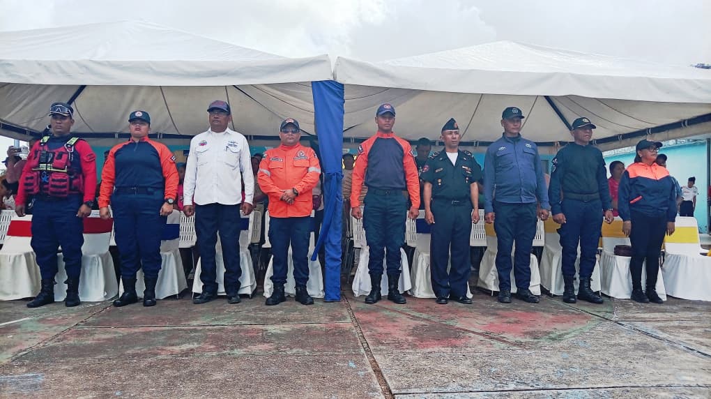 En Zamora aspirantes de la UNES realizan reverencia a la Bandera Nacional 2 unes2