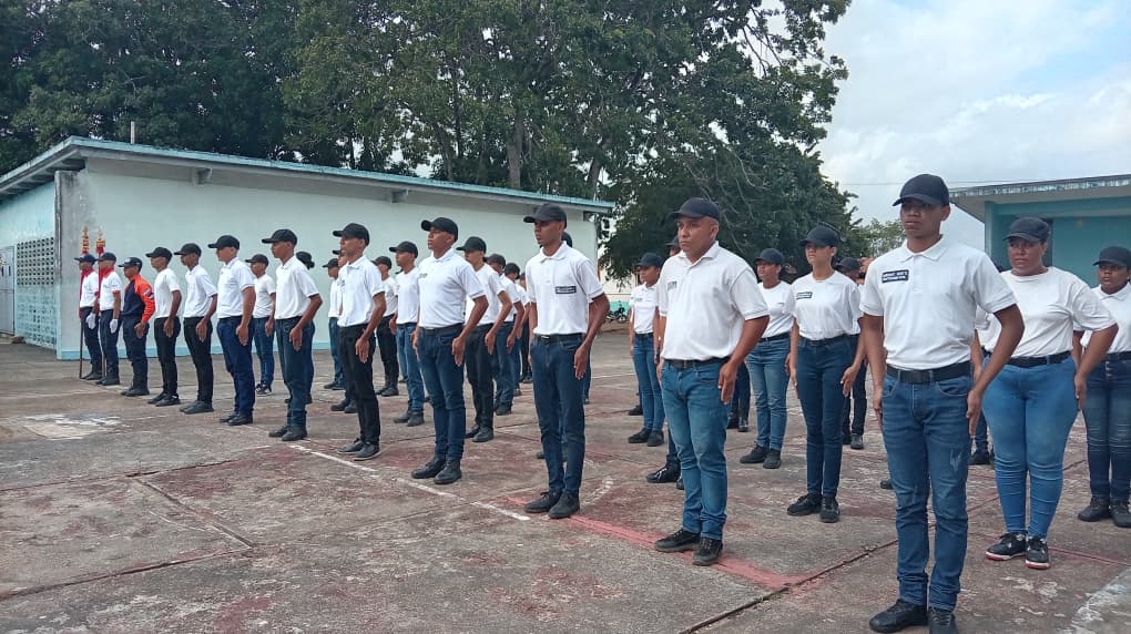 En Zamora aspirantes de la UNES realizan reverencia a la Bandera Nacional 3 unes3
