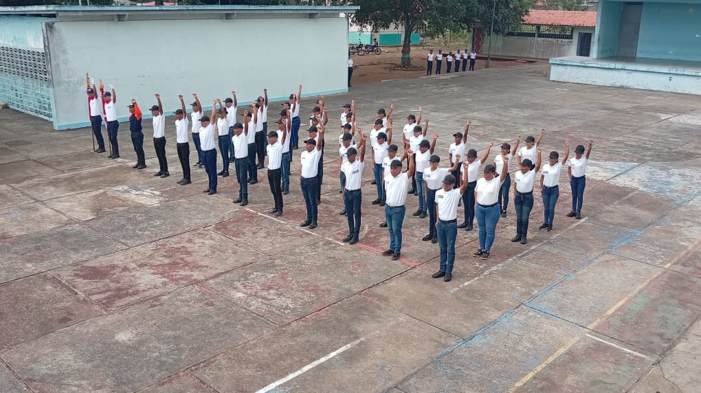 En Zamora aspirantes de la UNES realizan reverencia a la Bandera Nacional 4 unes4