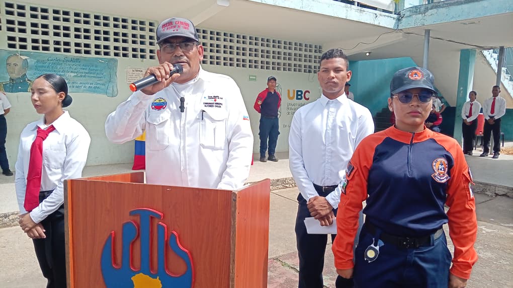 En Zamora aspirantes de la UNES realizan reverencia a la Bandera Nacional 5 unes5