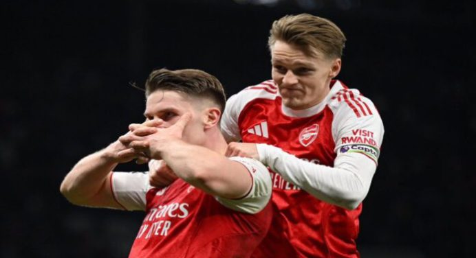 Arsenal se llevó el derbi del norte de Londres para seguir en la cima