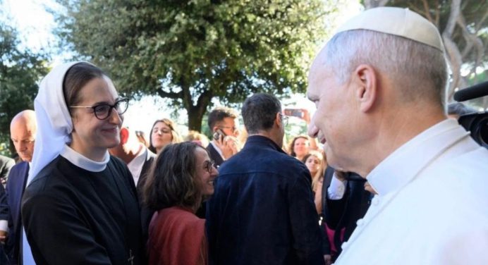 El papa nombra a Nina Krapić, una monja croata de 36 años, viceportavoz del Vaticano