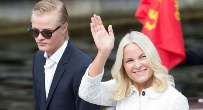 Hijo de Mette-Marit de Noruega niega violaciones, pero admite agresiones en juicio