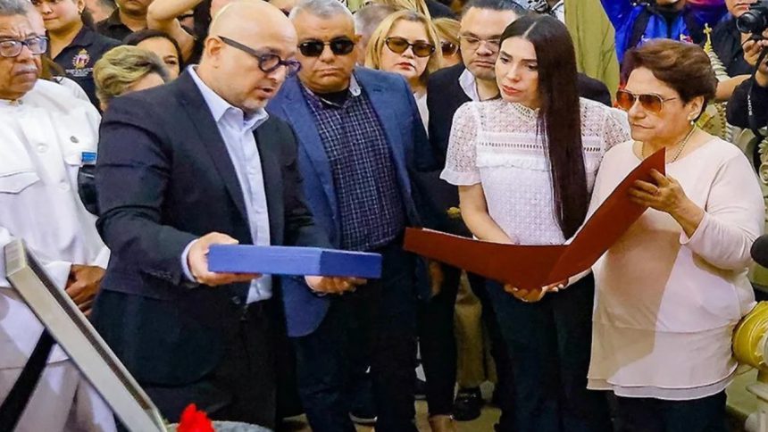 Otorgan Orden Francisco de Miranda