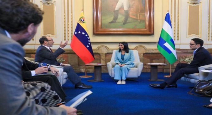 Delcy Rodríguez y autoridades del CAF: Diálogo clave para el desarrollo económico