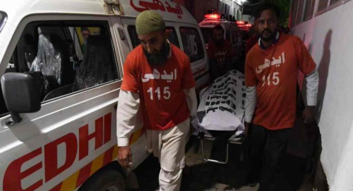 Atentado suicida contra una base militar en Pakistán deja 24 muertos