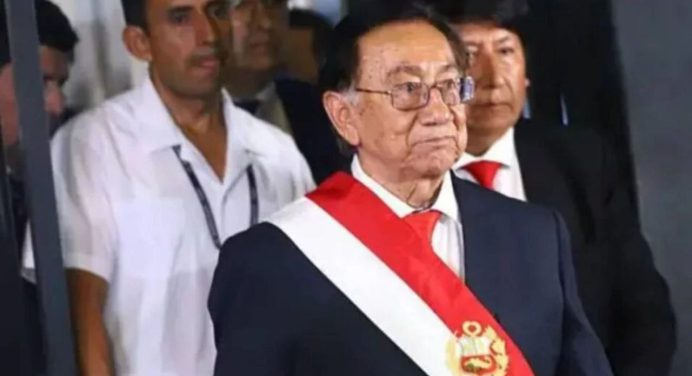 El nuevo presidente interino de Perú enfrenta juicio al día siguiente de su elección