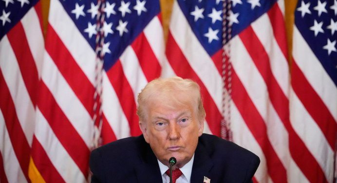 Trump advierte: Aumento de aranceles a países que desafíen al Supremo
